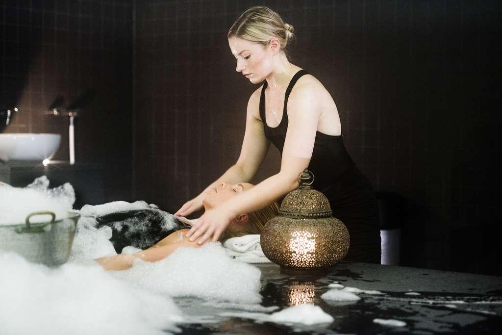 ホテル アッパー ハウス ヨーテボリ 設備 写真 A woman in a spa