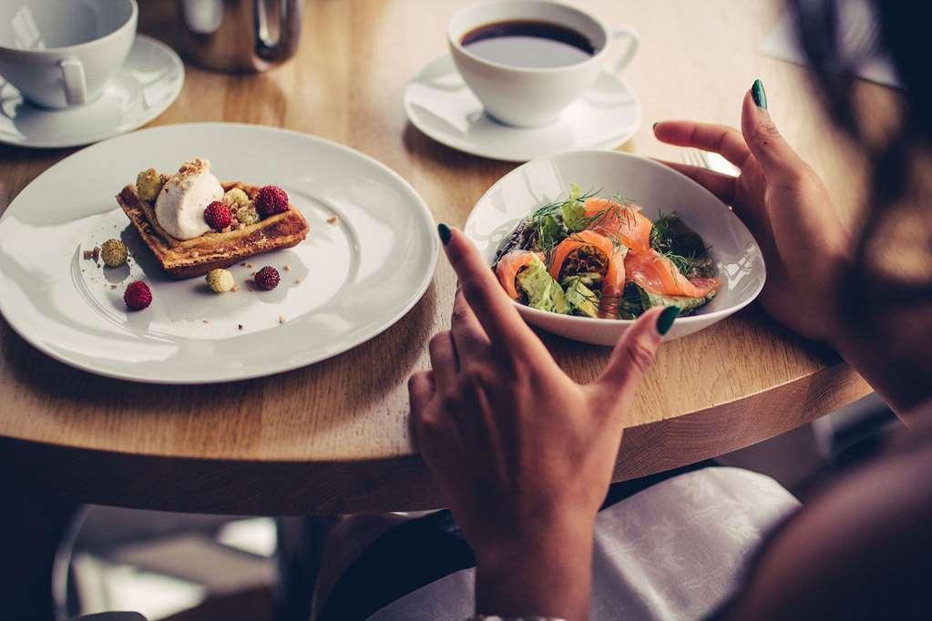 ホテル アッパー ハウス ヨーテボリ レストラン 写真 A woman eating a meal