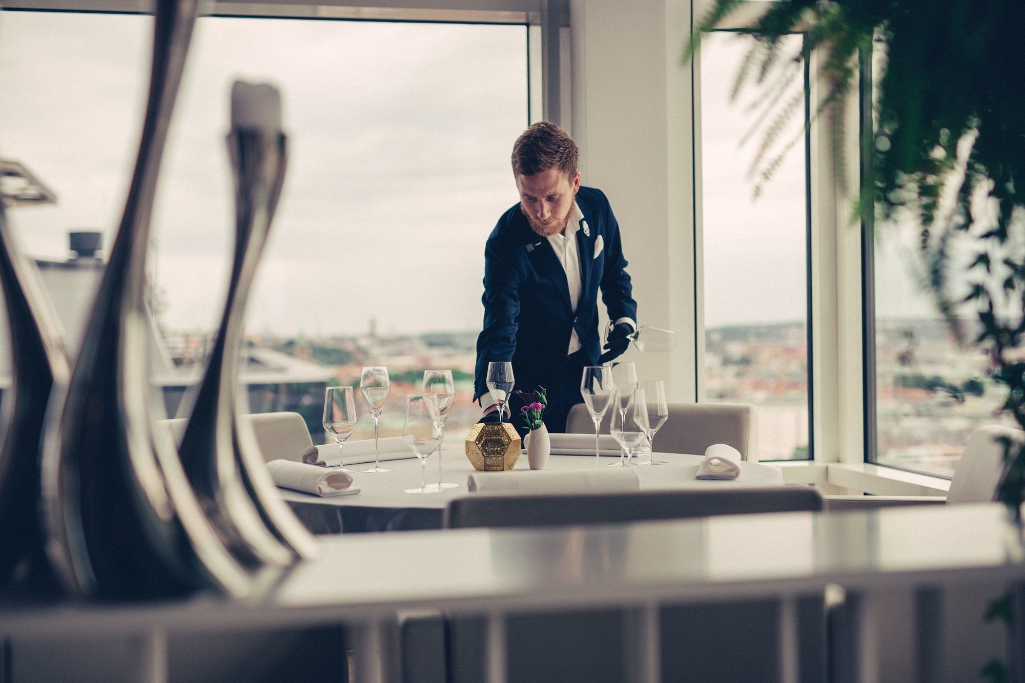 ホテル アッパー ハウス ヨーテボリ レストラン 写真 A butler at work