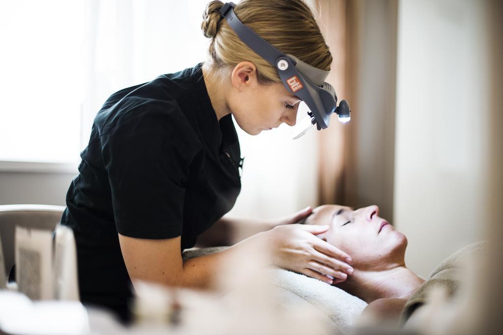 ホテル アッパー ハウス ヨーテボリ エクステリア 写真 A medical professional wearing a head-mounted light